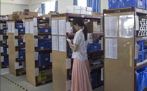 美女低著頭在干嘛?原來是在統計零件庫存啊