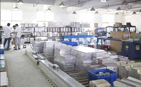 通發激光的工程師們偶爾也會離開他們的機器,大家一起研究機器